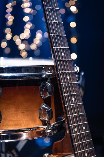 Caja-guitarra-tambor-borrosa-fondo-oscuro-con-bokeh